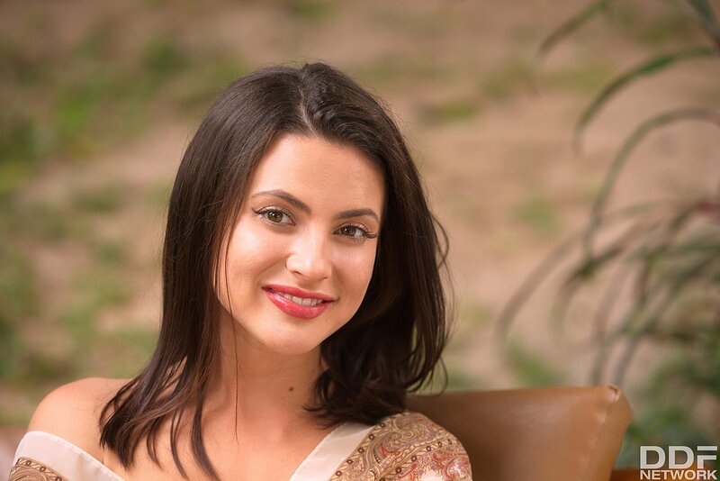 Нина, 24